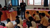 PRAKTISI hipnoterapi, I Wayan Ritiaksa, saat kegiatan bakti sosial hypnotherapy pendidikan karakter di SMPN 2 Selemadeg, Tabanan. Foto: ist PRAKTISI hipnoterapi, I Wayan Ritiaksa, saat kegiatan bakti sosial hypnotherapy pendidikan karakter di SMPN 2 Selemadeg, Tabanan. Foto: ist
