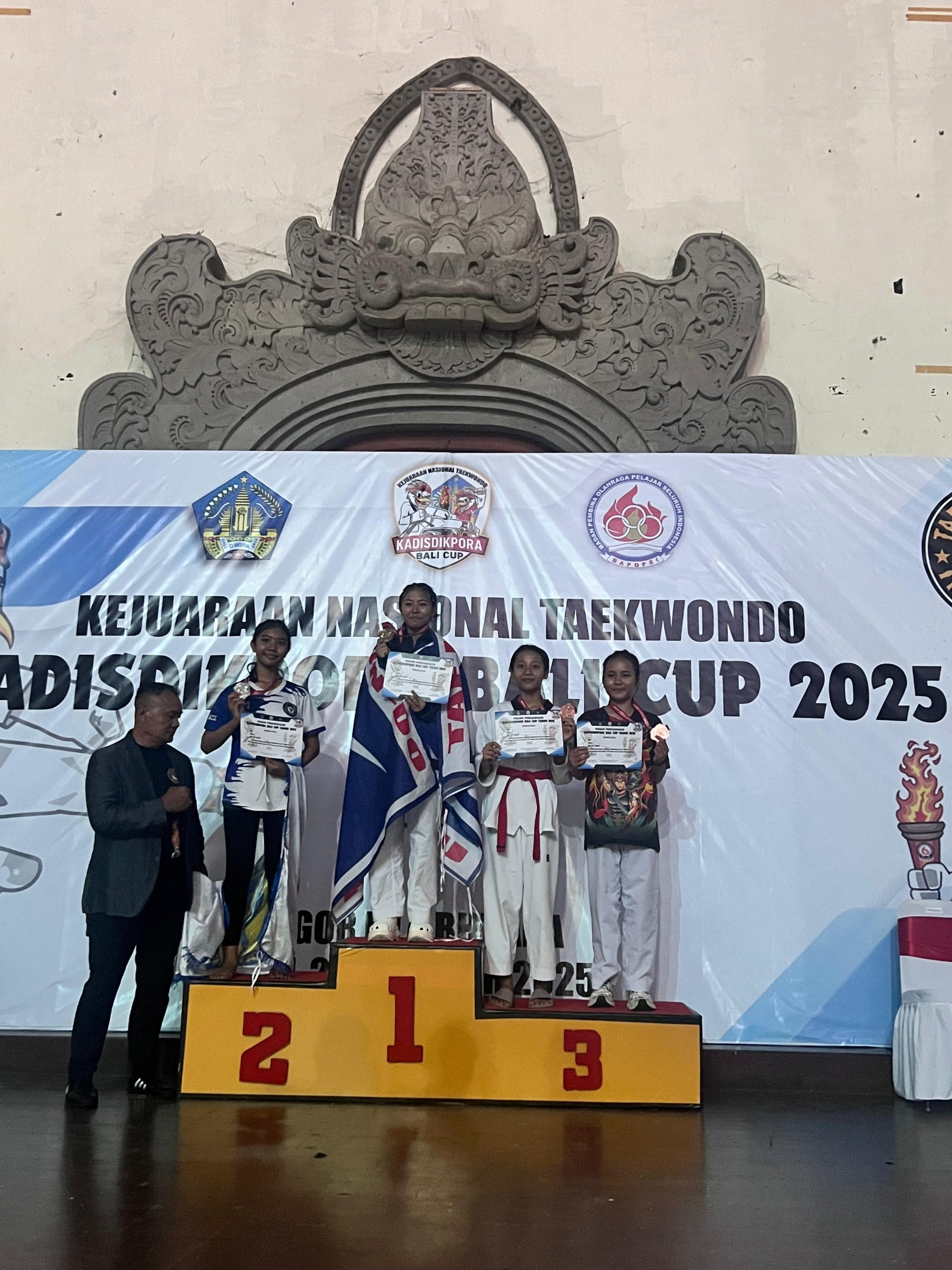 SALAH satu siswi terbaik SMPN 17 Denpasar , Ni Made Anindya Evanie Wedanthi (paling kanan) meraih juara 3 pada Kejuaraan Taekwondo Kadisdikpora Bali Cup Tahun 2025. Foto: ist