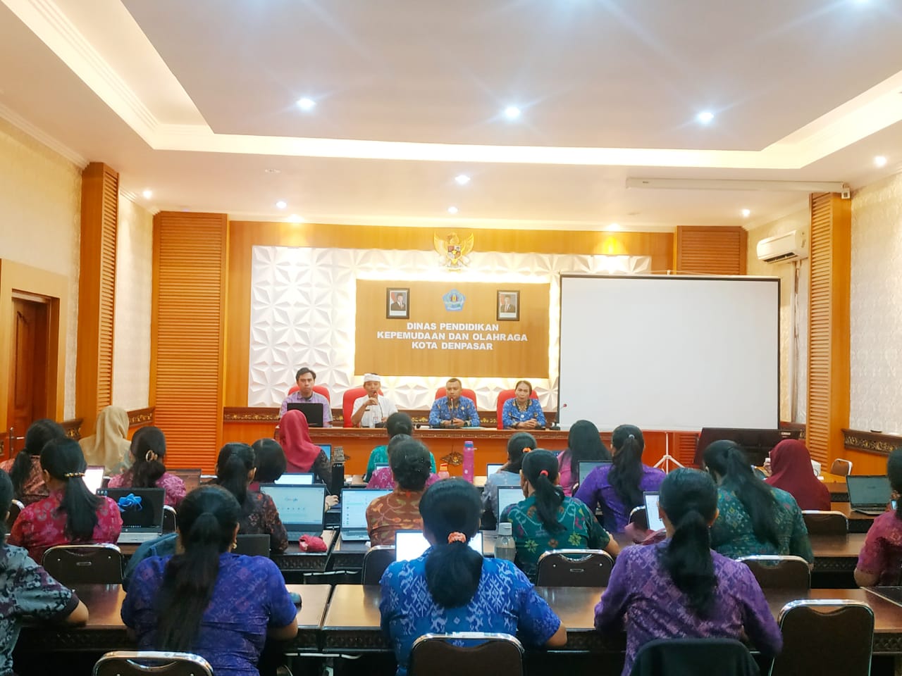 PELATIHAN penggunaan aplikasi di bidang pendidikan bagi satuan PAUD di Kota Denpasar yang diikuti guru dan kepala PAUD se-Kota Denpasar, Selasa (28/10/2025). Foto: ist