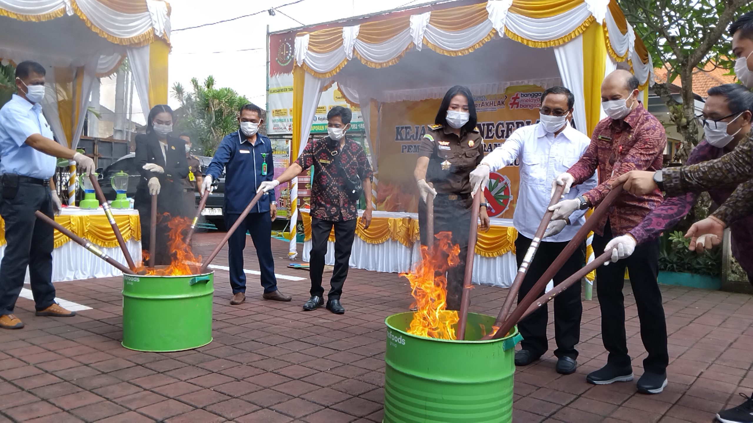 KEGIATAN pemusnahan ratusan BB narkotika di halaman Kejari Tabanan, Rabu (29/10/2025). Foto: ist
