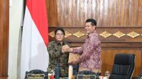 KETUA DPRD Bali, Dewa Made Mahayadnya (kanan), memberi PU Fraksi kepada Wakil Gubernur Giri Prasta usai rapat paripurna DPRD Bali, Rabu (15/10/2025). Foto: ist KETUA DPRD Bali, Dewa Made Mahayadnya (kanan), memberi PU Fraksi kepada Wakil Gubernur Giri Prasta usai rapat paripurna DPRD Bali, Rabu (15/10/2025). Foto: ist