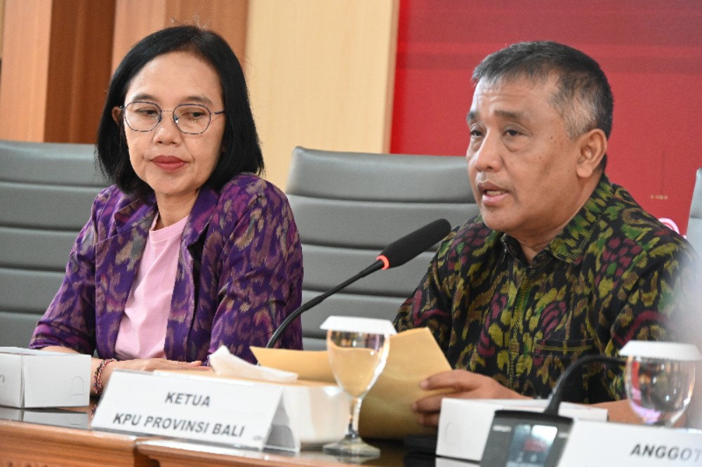 KETUA KPU Bali, I Dewa Agung Gede Lidartawan, saat membuka FGD terkait penyusunan kajian teknis pelaksanaan Pemilu dan Pilkada Serentak 2024 dengan tema dana kampanye, di KPU Bali, Selasa (14/10/2025). Foto: ist