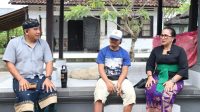 KOMISIONER Wayan Wirka (kiri) dan Ketut Ariyani (kanan) saat mengecek data kependudukan salah seorang warga di Desa Sading, Kabupaten Badung, Selasa (21/10/2025). Foto; ist KOMISIONER Wayan Wirka (kiri) dan Ketut Ariyani (kanan) saat mengecek data kependudukan salah seorang warga di Desa Sading, Kabupaten Badung, Selasa (21/10/2025). Foto; ist
