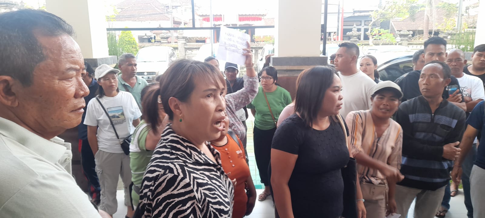 SIDANG lanjutan perkara pidana pembunuhan dengan terdakwa I Wayan Luwes alias Jro Luwes, digelar di Pengadilan Negeri Bangli, Selasa (14/10). Usai sidang, keluarga korban menyuarakan kekecewaan mendalam terhadap proses hukum yang dinilai tidak adil. Foto: ist