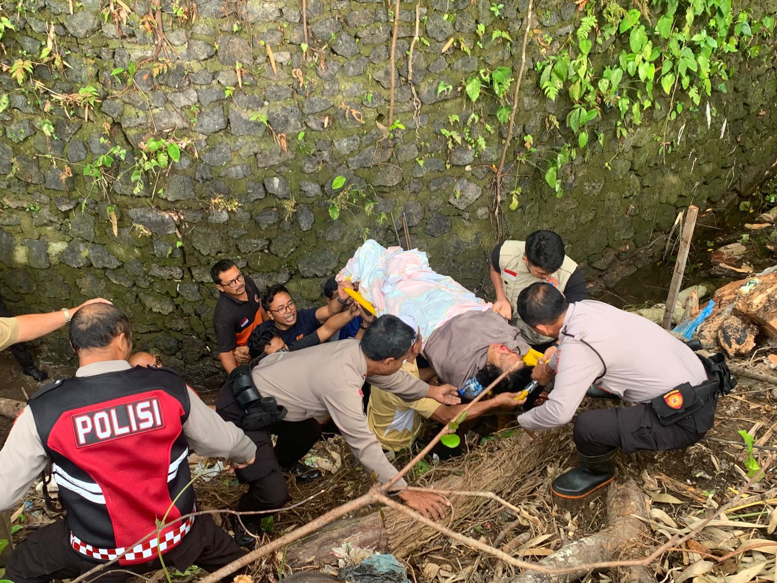 KORBAN, Ni Nengah Sukerni (50), yang jatuh ke jurang saat hendak membuang sampah akhirnya selamat setelah dievakuasi petugas dari Polres Bangli dan BPBD Bangli. Foto: ist