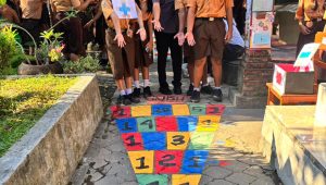 KEGIATAN kokurikuler kelas IX di SMPN 5 Denpasar diwujudkan melalui proyek Taman Rumus (Ruang Numerasi Spenma) sebagai tindak lanjut dari Gerakan Numerasi Nasional (GNN). Foto: ist