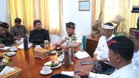 BUPATI Satria membahas masterplan penyusunan pembangunan berbasis konservasi di Kepulauan Nusa Penida, Kamis (2/10/2025) di ruang rapat Bupati Klungkung. Foto: ist