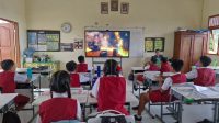 SISWA memanfaatkan teknologi Interactive Flat Panel (IFP) atau papan interaktif digital dalam belajar di SDN 17 Pemecutan. Foto: ist