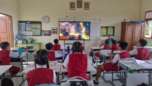 SISWA memanfaatkan teknologi Interactive Flat Panel (IFP) atau papan interaktif digital dalam belajar di SDN 17 Pemecutan. Foto: ist