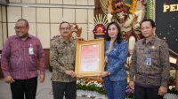 PENGHARGAAN Jaminan Sosial Ketenagakerjaan (Paritrana Award) peringkat pertama Kategori Pemerintah Kabupaten/Kota se-Bali. Foto: ist