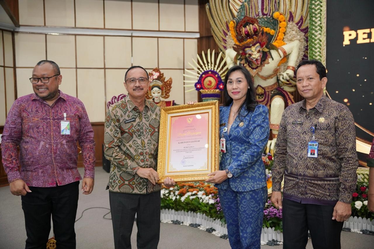 PENGHARGAAN Jaminan Sosial Ketenagakerjaan (Paritrana Award) peringkat pertama Kategori Pemerintah Kabupaten/Kota se-Bali. Foto: ist