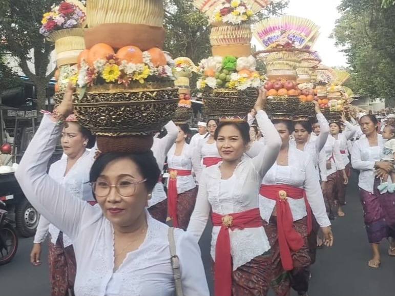 PEED dengan kemben, kreativitas Paiketan Krama Istri (Pakis) di Desa Adat Bedulu. Foto: ist
