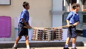 PELAJAR SMPN 4 Denpasar saat membawa MBG menuju kelasnya untuk disantap bersama-sama. Foto: ist