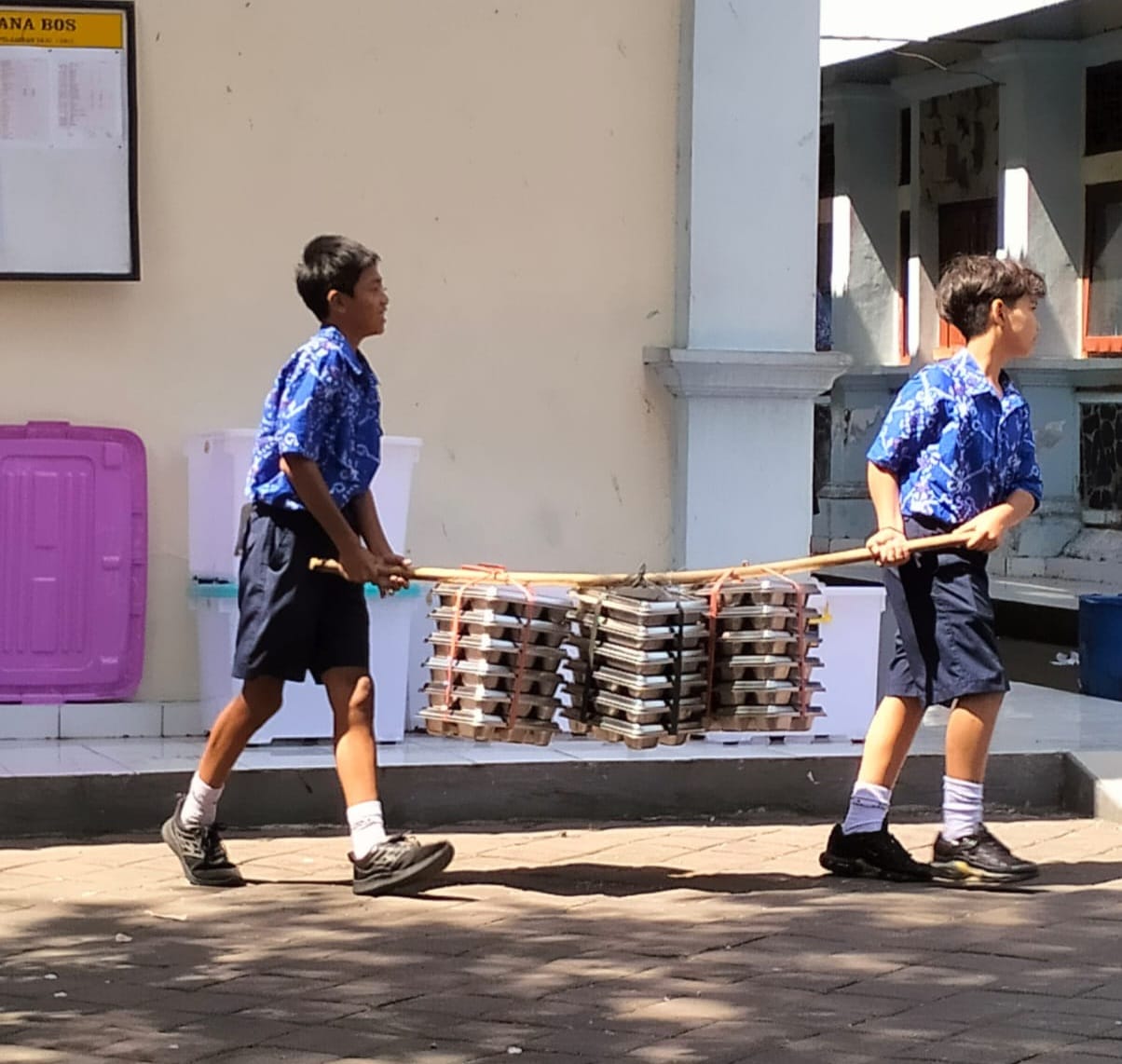 PELAJAR SMPN 4 Denpasar saat membawa MBG menuju kelasnya untuk disantap bersama-sama. Foto: ist