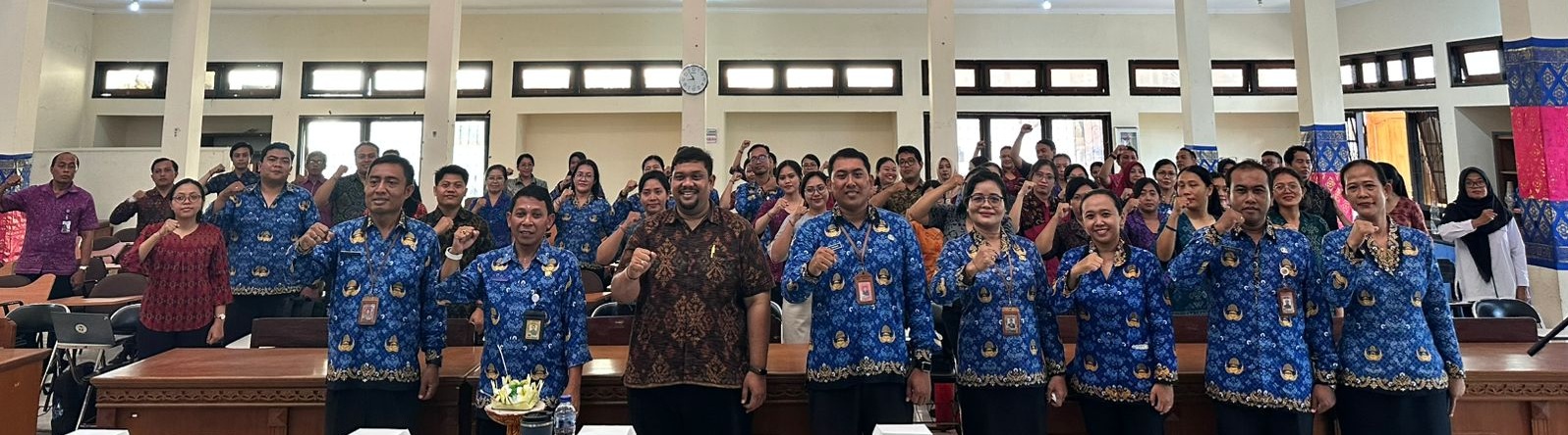 KABID Pembinaan SMP Dinas Pendidikan, Kepemudaan dan Olahraga (Disdikpora) Kota Denpasar, Ida Bagus Suryadana, foto bersama usia membuka pelatihan penyusunan kurikulum SMP/MTs/SPK/SMPTK Negeri-Swasta se-Kota Denpasar di aula SKB Kota Denpasar, Selasa (28/10/2025). Foto: ist