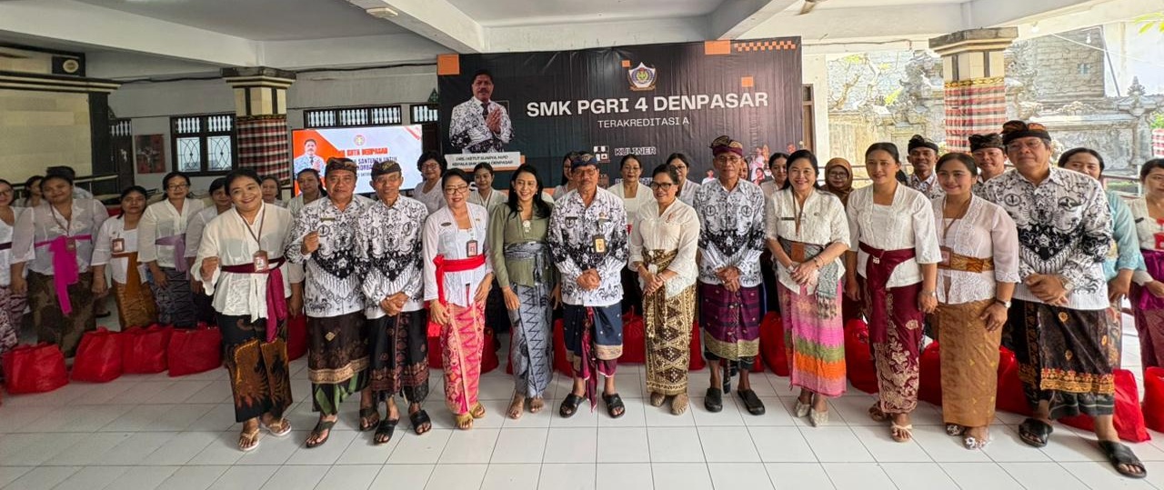 KETUA PGRI Kota Denpasar, I Ketut Suarya, bersama jajaran pengurus foto bersama usai penyerahan bantuan/tali kasih pada guru anggota PGRI Kota Denpasar yang terdampak banjir. Foto: ist