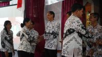 WAKIL Bupati Klungkung, Tjok Surya, mendapat ucapan selamat dari anggota PGRI usai terpilih menjadi Ketua PGRI Klungkung. Foto: ist WAKIL Bupati Klungkung, Tjok Surya, mendapat ucapan selamat dari anggota PGRI usai terpilih menjadi Ketua PGRI Klungkung. Foto: ist
