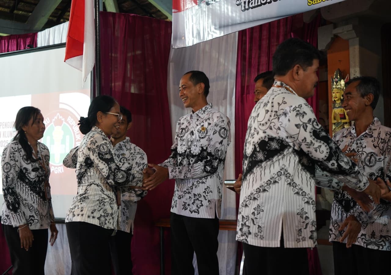 WAKIL Bupati Klungkung, Tjok Surya, mendapat ucapan selamat dari anggota PGRI usai terpilih menjadi Ketua PGRI Klungkung. Foto: ist