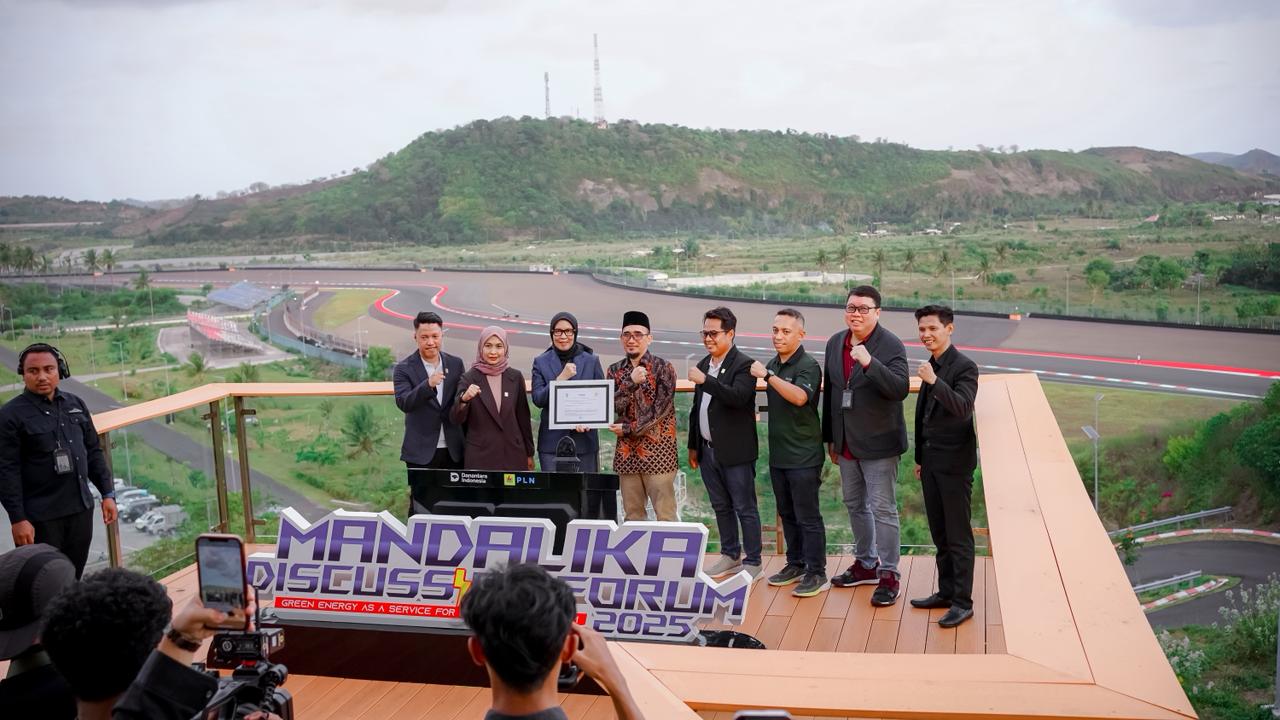 EXECUTIVE Vice President (EVP) Penjualan dan Pelayanan Pelanggan PLN, Dini Sulistyawati, General Manager PLN UIW NTB, Sri Heny Purwanti, General Manager PLN UIP NUSRA Rizki Aftarianto, dan Kepala Dinas ESDM Provinsi NTB, Samsudin saat meluncurkan konsep Green Energy as a Service (GEaaS) di kawasan Mandalika, Lombok Tengah (Loteng). Foto: ist