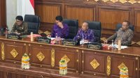 SUASANA rapat paripurna DPRD Bali dengan agenda membacakan laporan hasil pembahasan empat raperda di Gedung Wiswa Sabha Kantor Gubernur Bali, Selasa (28/10/2025). Foto: hen