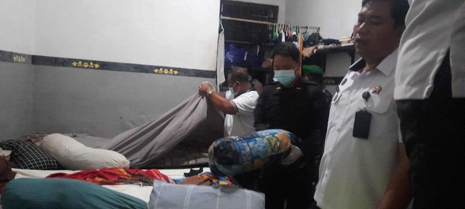 KAMAR hunian warga binaan Rutan Kelas II B Bangli digeledah, Sabtu (11/10/2025) dini hari. Penggeledahan dilakukan di bawah pengawasan Kepala Kantor Wilayah Direktorat Jenderal Pemasyarakatan Kementerian Imigrasi dan Pemasyarakatan (Kemenimipas) Bali, Decky Nurmansyah. Foto: ist