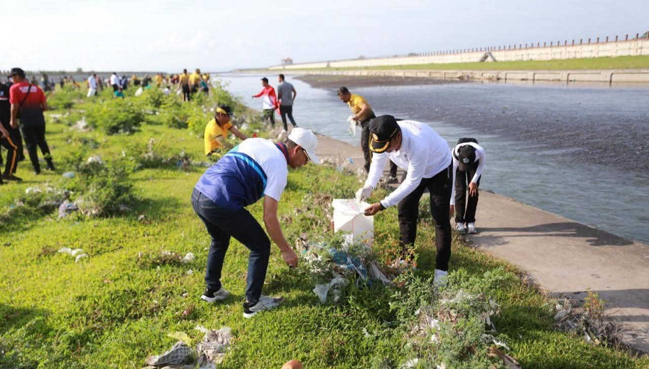 BUPATI Satria memungut sampah plastik sekali pakai di sempadan Tukad Unda, kawasan Pusat Kebudayaan Bali. Foto: ist