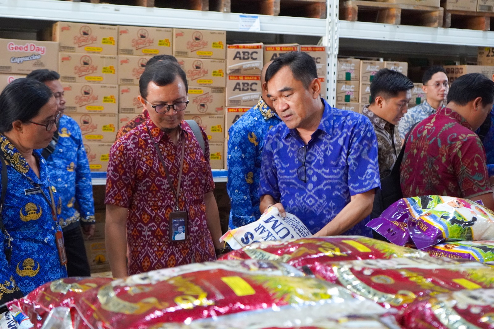 SATGAS Pengendalian Harga Beras Provinsi Bali, saat melaksanakan sidak, Selasa (28/10/2025). Foto: ist