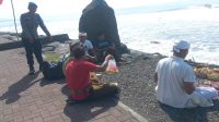 SATUAN Polairud Gianyar melaksanakan patroli rutin di sepanjang pesisir Pantai Masceti, Desa Medahan. Foto: ist SATUAN Polairud Gianyar melaksanakan patroli rutin di sepanjang pesisir Pantai Masceti, Desa Medahan. Foto: ist