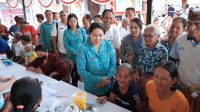 SEKRETARIS TP PKK Provinsi Bali, Seniasih Giri Prasta, saat kegiatan Aksi Sosial TP PKK Menyapa dan Berbagi di Wantilan Balai Banjar Negari, Desa Negari, Banjarangkan, Klungkung, Rabu (22/10/2025). Foto: ist