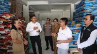 POLDA Bali bersama instansi terkait melakukan sidak kenaikan harga pangan, dengan berfokus pada kenaikan harga beras yang saat ini menjadi perhatian masyarakat. Kegiatan ini dilakukan di Pasar Badung dan distributor Toko Sari Limo Gatsu, Senin (27/10/2025). Foto: ist POLDA Bali bersama instansi terkait melakukan sidak kenaikan harga pangan, dengan berfokus pada kenaikan harga beras yang saat ini menjadi perhatian masyarakat. Kegiatan ini dilakukan di Pasar Badung dan distributor Toko Sari Limo Gatsu, Senin (27/10/2025). Foto: ist