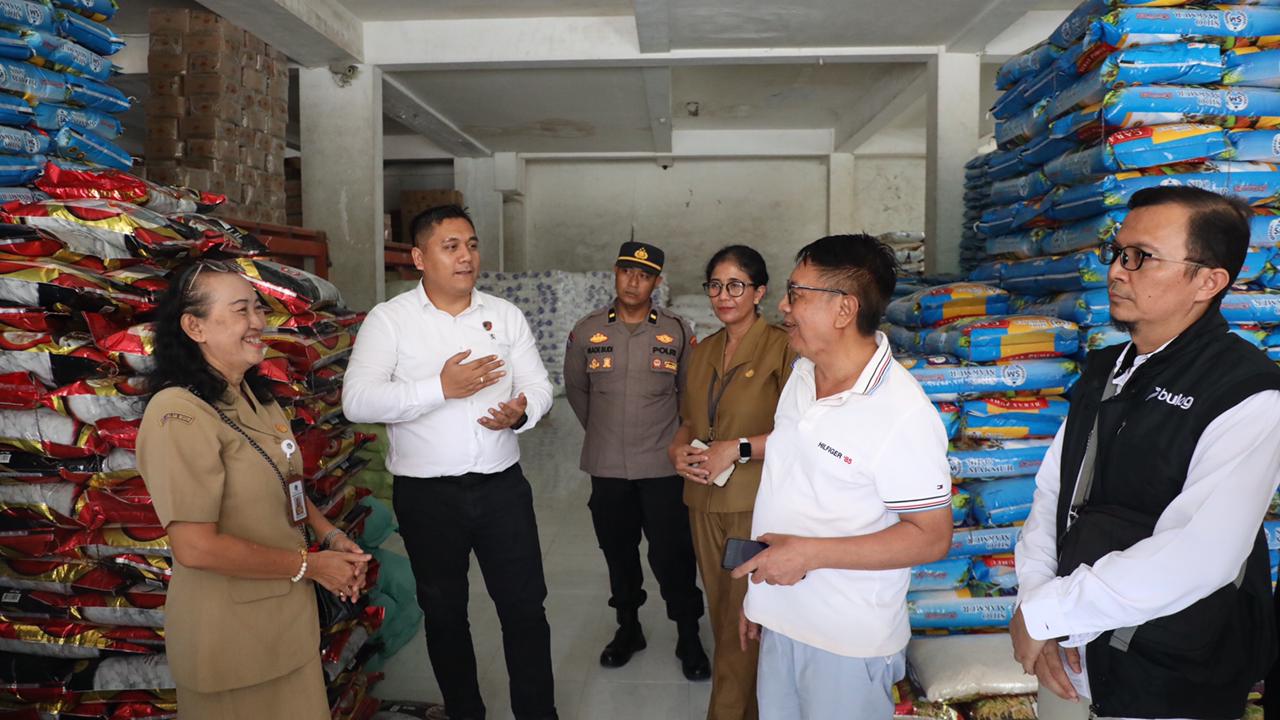 POLDA Bali bersama instansi terkait melakukan sidak kenaikan harga pangan, dengan berfokus pada kenaikan harga beras yang saat ini menjadi perhatian masyarakat. Kegiatan ini dilakukan di Pasar Badung dan distributor Toko Sari Limo Gatsu, Senin (27/10/2025). Foto: ist