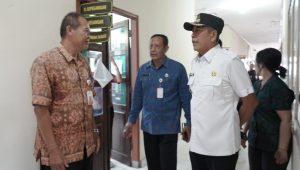 BUPATI Karangasem, I Gusti Putu Parwata, kembali melakukan inspeksi mendadak (sidak) ke fasilitas pelayanan kesehatan. Kali ini Bupati turun ke Puskesmas Seraya dan Puskesmas Perasi, Selasa (14/10/2025). Foto: ist