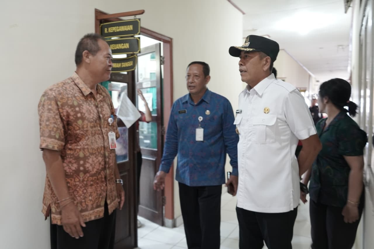 BUPATI Karangasem, I Gusti Putu Parwata, kembali melakukan inspeksi mendadak (sidak) ke fasilitas pelayanan kesehatan. Kali ini Bupati turun ke Puskesmas Seraya dan Puskesmas Perasi, Selasa (14/10/2025). Foto: ist