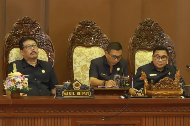 SIDANG paripurna tanggapan DPRD Gianyar atas pendapat Bupati terkait Raperda Pelestarian Seni dan Budaya. Foto: ist