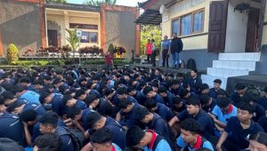 TIM Dewan Pengurus Cabang Perkumpulan Komunitas Hipnotis Indonesia (DPC PKHI) Kabupaten Tabanan, melaksanakan hypnotherapy pendidikan karakter di SMKN 3 Tabanan, Jumat (10/10/2025). Kegiatan ini mendapat sambutan antusias dari warga sekolah. Foto: ist