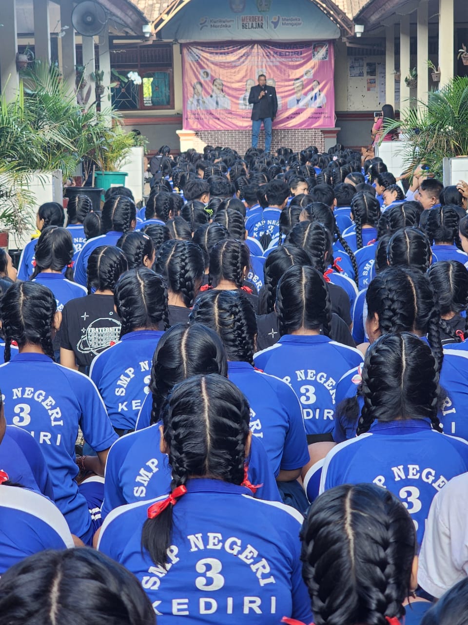 TIM Dewan Pengurus Cabang Perkumpulan Komunitas Hipnotis Indonesia (DPC PKHI) Kabupaten Tabanan, dipimpin I Wayan Ritiaksa, memberikan hipnoterapi pendidikan karakter di SMPN 3 Kediri, Tabanan, Senin (13/10/2025). Foto: ist