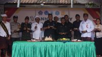 KADISDIKPORA Kota Denpasar, Anak Agung Gede Wiratama; Camat Denpasar Barat, I Wayan Yusswara; Anggota DPRD Kota Denpasar, Ni Luh Gede Ernawati; Perbekel Tegal Harum, I Komang Adi Widiantara; Kepala SMPN 7 Denpasar, I Wayan Sugianta; Ketua Komite SMPN 7 Denpasar, I Wayan Rusdy Ramartha, dan undangan lainnya foto bersama saat puncak perayaan HUT ke-43 SMPN 7 Denpasar, Kamis (9/10/2025). Foto: ist KADISDIKPORA Kota Denpasar, Anak Agung Gede Wiratama; Camat Denpasar Barat, I Wayan Yusswara; Anggota DPRD Kota Denpasar, Ni Luh Gede Ernawati; Perbekel Tegal Harum, I Komang Adi Widiantara; Kepala SMPN 7 Denpasar, I Wayan Sugianta; Ketua Komite SMPN 7 Denpasar, I Wayan Rusdy Ramartha, dan undangan lainnya foto bersama saat puncak perayaan HUT ke-43 SMPN 7 Denpasar, Kamis (9/10/2025). Foto: ist