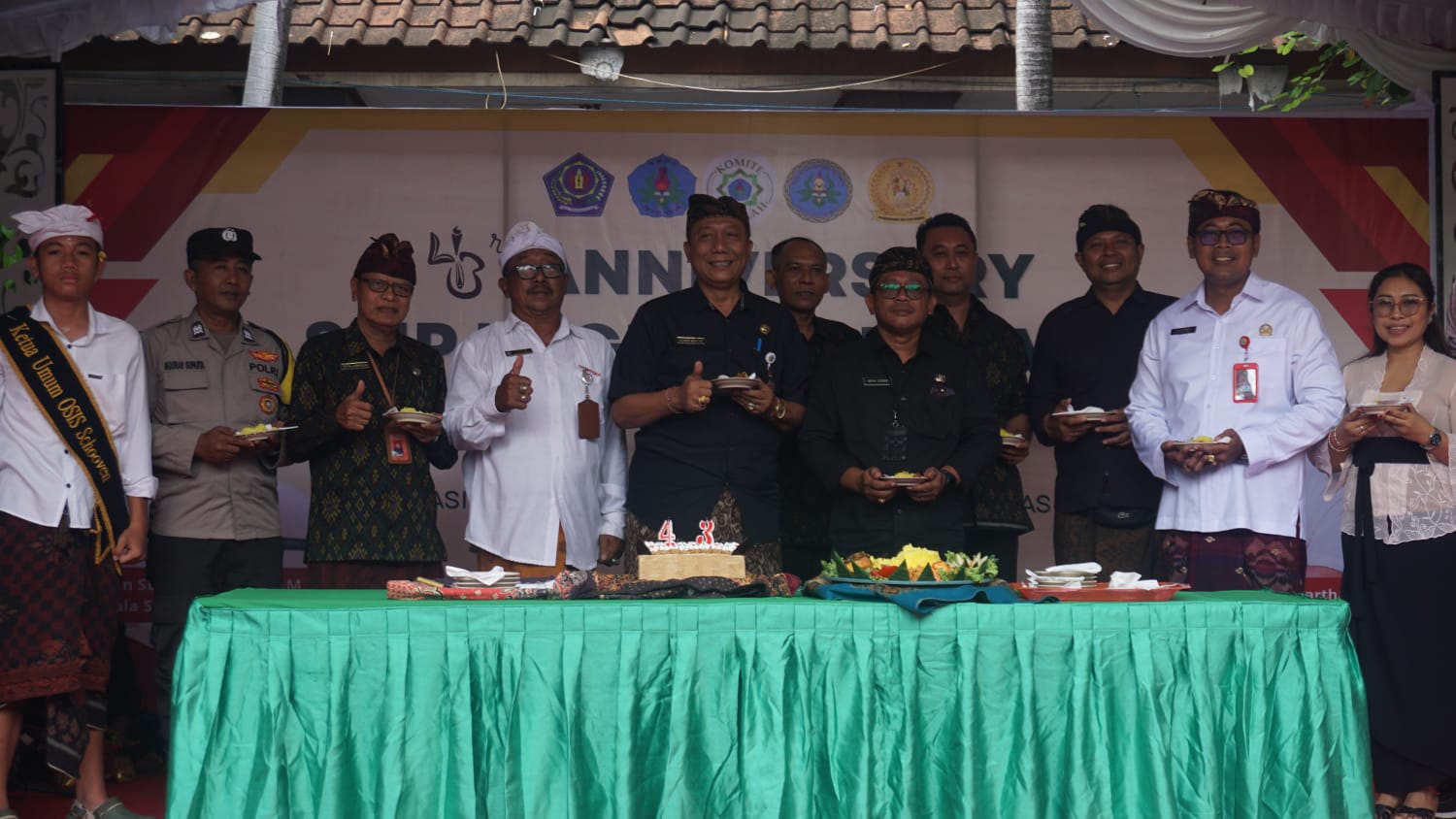 KADISDIKPORA Kota Denpasar, Anak Agung Gede Wiratama; Camat Denpasar Barat, I Wayan Yusswara; Anggota DPRD Kota Denpasar, Ni Luh Gede Ernawati; Perbekel Tegal Harum, I Komang Adi Widiantara; Kepala SMPN 7 Denpasar, I Wayan Sugianta; Ketua Komite SMPN 7 Denpasar, I Wayan Rusdy Ramartha, dan undangan lainnya foto bersama saat puncak perayaan HUT ke-43 SMPN 7 Denpasar, Kamis (9/10/2025). Foto: ist