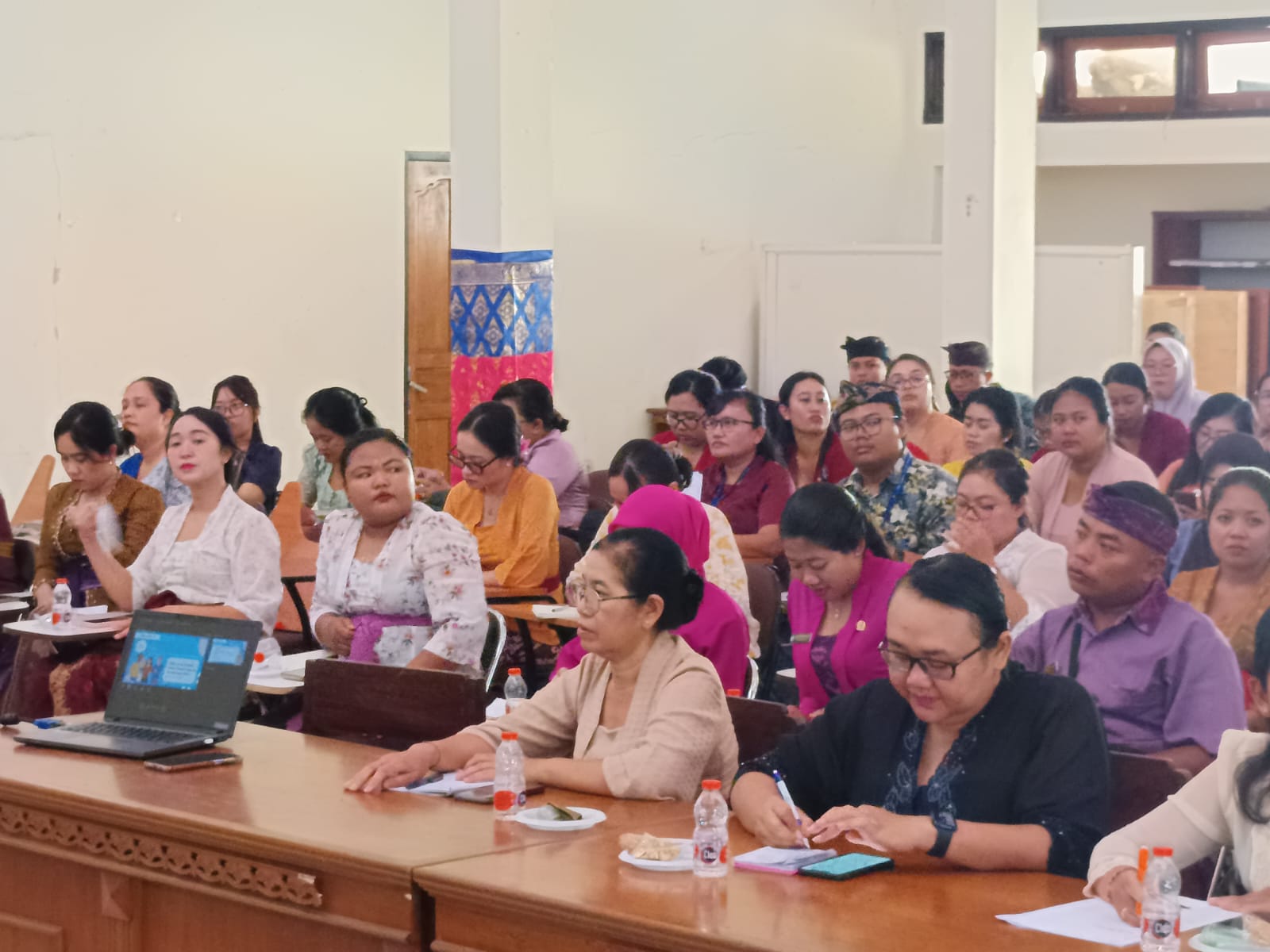 SOSIALISASI pencegahan, perlindungan dan penanganan tindakan kekerasan di satuan pendidikan jenjang Sekolah Menengah Pertama di Kota Denpasar di Aula SKB Kota Denpasar, Kamis (23/10/2025). Foto: ist