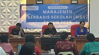KABID Pembinaan SMP Dinas Pendidikan Kepemudaan dan Olahraga (Disdikpora) Kota Denpasar, Ida Bagus Suryadana, saat membuka sosialisasi Manajemen Berbasis Sekolah bagi kepala sekolah, bendahara BOS dan operator Arkas SMP se- Kota Denpasar di Ruang Rapat Widya Utama Kantor Disdikpora Kota Denpasar, Kamis (16/10/2025). Foto: ist KABID Pembinaan SMP Dinas Pendidikan Kepemudaan dan Olahraga (Disdikpora) Kota Denpasar, Ida Bagus Suryadana, saat membuka sosialisasi Manajemen Berbasis Sekolah bagi kepala sekolah, bendahara BOS dan operator Arkas SMP se- Kota Denpasar di Ruang Rapat Widya Utama Kantor Disdikpora Kota Denpasar, Kamis (16/10/2025). Foto: ist