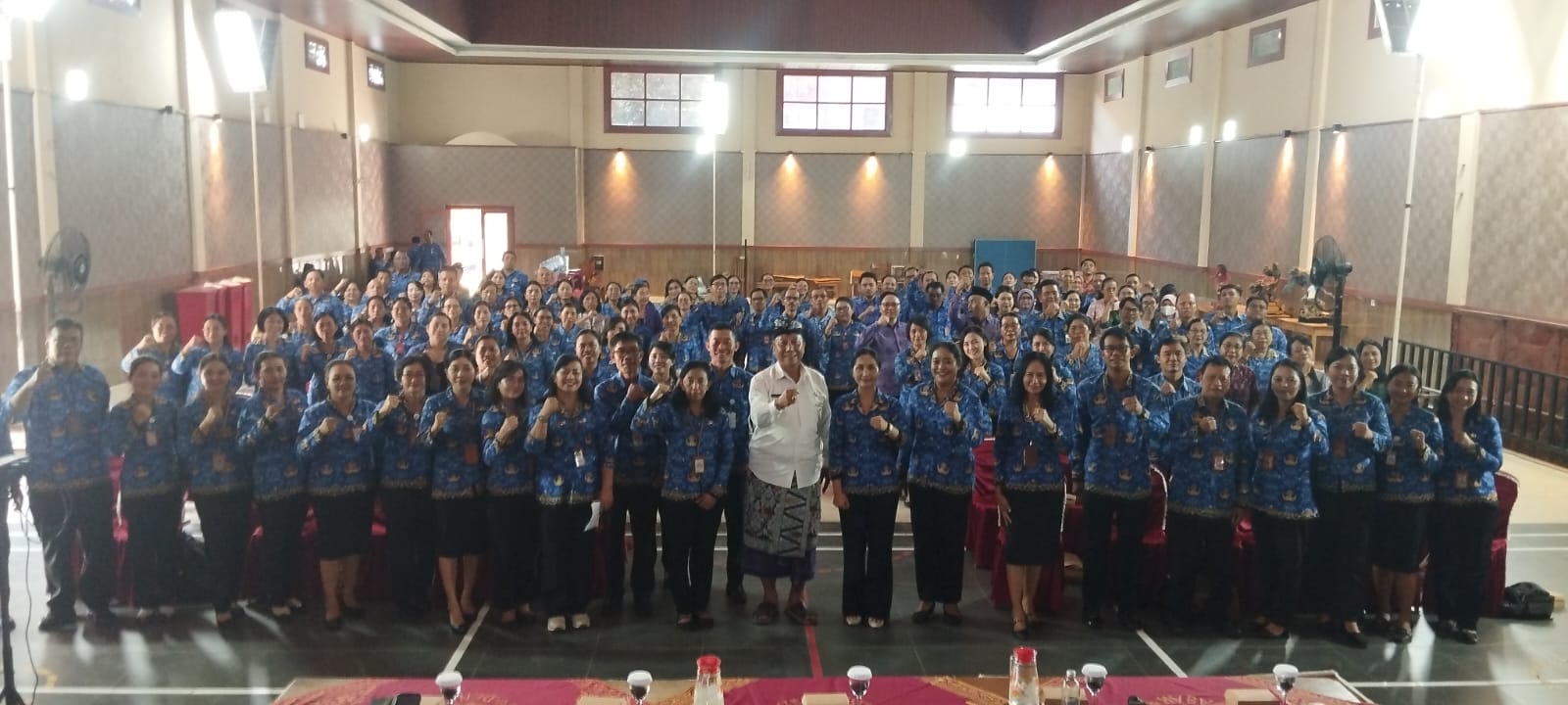 KADISDIKPORA Kota Denpasar, Anak Agung Gede Wiratama, foto bersama kepala sekolah se-Kota Denpasar saat mensosialisasi Permendikdasmen Nomor 7 Tahun 2025 tentang Penugasan Guru sebagai Kepala Sekolah dan Kepmendikdasmen Nomor 129/P/2025 tentang Seleksi Substansi Bakal Calon Kepala Sekolah, Pelatihan Bakal Calon Kepala Sekolah, dan Mekanisme Penugasan Guru sebagai Kepala Sekolah. Foto: ist