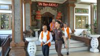 TIM Jaksa Penyidik Pidana Khusus Kejaksaan Negeri Tabanan menetapkan tiga orang tersangka dalam dugaan tindak pidana korupsi pengelolaan beras Perumda Dharma Santhika Kabupaten Tabanan Tahun 2020 sampai dengan 2021, Rabu (15/10/2025). Foto: ist TIM Jaksa Penyidik Pidana Khusus Kejaksaan Negeri Tabanan menetapkan tiga orang tersangka dalam dugaan tindak pidana korupsi pengelolaan beras Perumda Dharma Santhika Kabupaten Tabanan Tahun 2020 sampai dengan 2021, Rabu (15/10/2025). Foto: ist