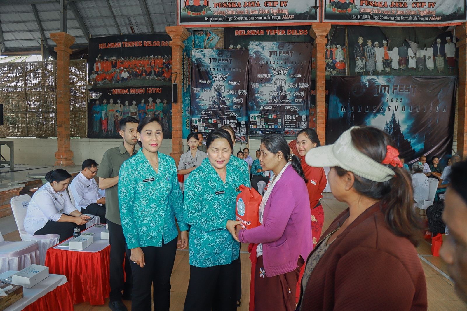 TIM Penggerak PKK Provinsi Bali berbagi sembako di Desa Adat Jasan, Desa Sebatu, Kecamatan Tegallalang. Foto: ist