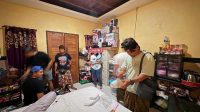 UNIT Reskrim Polsek Nusa Penida menggerebek sebuah rumah kos-kosan di wilayah Nusa Penida, yang diduga kuat terlibat dalam peredaran narkotika. Foto: ist