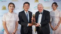 PENDIRI World Travel Awards, Graham Cooke, memberikan selamat dan menyerahkan trofi penghargaan kepada perwakilan Vietjet. Foto: ist PENDIRI World Travel Awards, Graham Cooke, memberikan selamat dan menyerahkan trofi penghargaan kepada perwakilan Vietjet. Foto: ist
