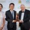 PENDIRI World Travel Awards, Graham Cooke, memberikan selamat dan menyerahkan trofi penghargaan kepada perwakilan Vietjet. Foto: ist