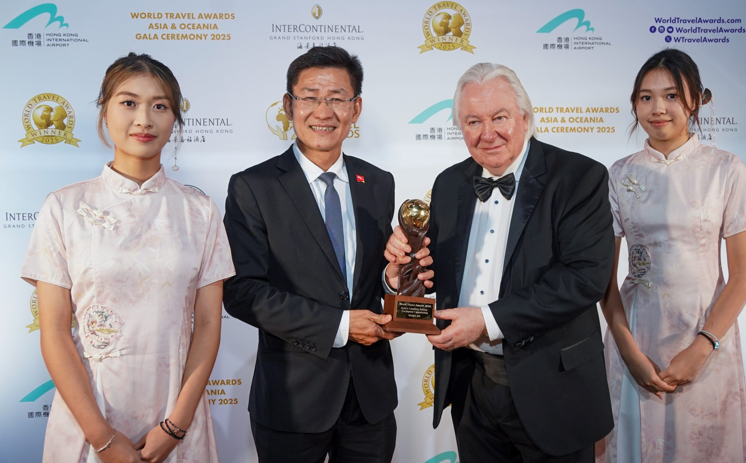 PENDIRI World Travel Awards, Graham Cooke, memberikan selamat dan menyerahkan trofi penghargaan kepada perwakilan Vietjet. Foto: ist