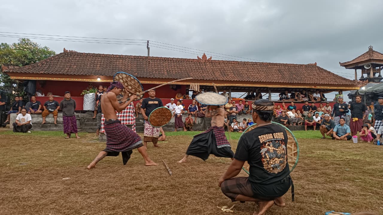 HUJAN deras mengguyur wilayah Desa Adat Seraya, Karangasem, setelah digelarnya rangkaian tradisi Gebug Ende Seraya yang dipusatkan di Pura Bale Agung. Foto: ist
