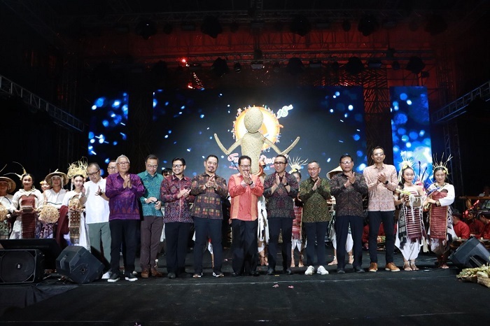 WALI Kota Jaya Negara saat membuka Sanur Village Festival ke-18 di Pantai Muntig Siokan Sanur, Jumat (7/11/2025) malam. Foto: ist