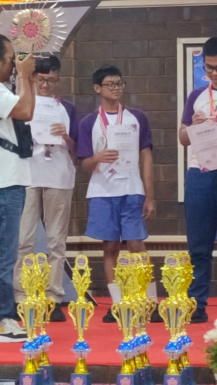 SISWA SMPN 17 Denpasar, Dirga Trisudha Dharma, meraih medali perak Matematika Level 4 dalam Kompetisi Matematika, Sains dan Inggris (KMSI) tahun 2025 tingkat Provinsi Bali yang diselenggarakan oleh Yayasan Intan Mulia. Foto: ist